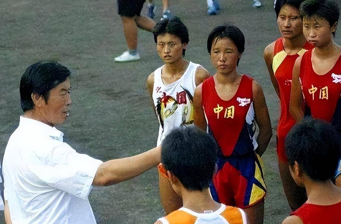 俱乐部足球-“体坛败类”马俊仁，强迫队员集体割阑尾，亲自为女队员使用禁药|马家军|王军霞|举报信|教练|姑娘_新浪体育_新浪新闻