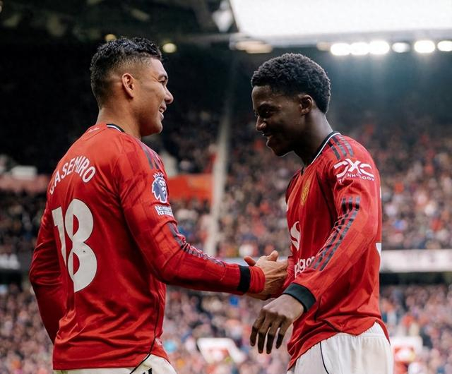 赛事直播-合同仅剩3个月 曼联愿续约34岁胖虎 球迷高喊“再踢1年”挽留|卡塞米罗|皇家马德里|阿莫林|梅努|谈判_新浪体育_新浪新闻